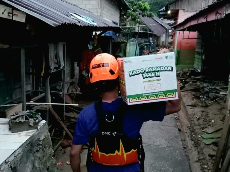 Dompet Dhuafa Bagikan Takjil dan Kado Ramadan untuk Penyintas Banjir Kendari