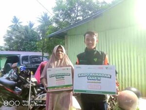 Dompet Dhuafa melalui Disaster Management Center (DMC) Dompet Dhuafa bersama Dompet Dhuafa Sultra dan Dompet Dhuafa Volunteer (DDV) Sultra memberikan bantuan kepada warga yang terdampak banjir di Kendari, tepatnya di Kampung Salo, Kecamatan Kendari, Kota Kendari, Sulawesi Tenggara, Selasa (12/3/2024). (Foto: DMC DD)