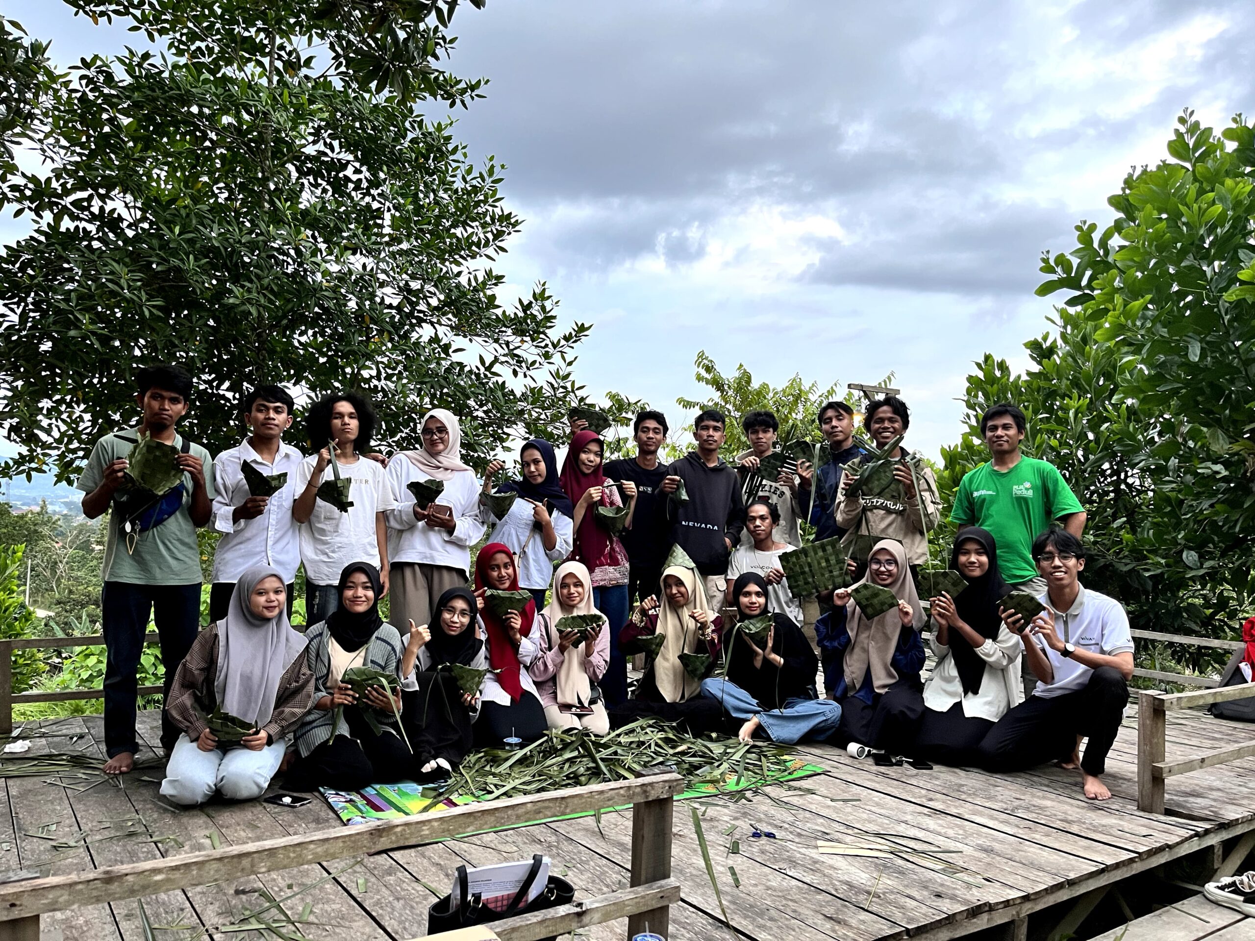 Dompet Dhuafa Volunteer Sulawesi Tenggara Bersama Komunitas di Kota Kendari Gelar Pelatihan Anyaman Ramah Lingkungan Sambut Idul Adha 1446 H